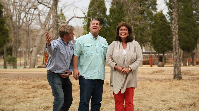 Pete Nelson mit den Besitzern des Baumhauses in Malakoff, TX. – Bild: Discovery Communications