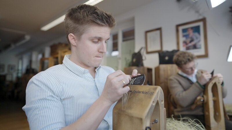 Handwerkskunst der Federkielstickerei. – Bild: ORF/Neulandfilm Handwerkskunst der Federkielstickerei. – Bild: ORF/Neulandfilm