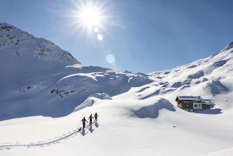 Profi-Skibergsteigerin Johanna Hiemer, Lukas Hiemer (m.) und Wolfgang Erhart bei einer Skitour bei den Giglachseen – Bild: ServusTV /​ edge pictures /​ Eduardo Gellner