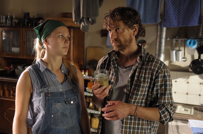 Bartl reagiert nicht auf Yvis Entschuldigung. Von links: Yvonne Preissinger (Alexa Eilers) und Bartl (Andreas Nickl). – Bild: BR/​Jo Bischoff