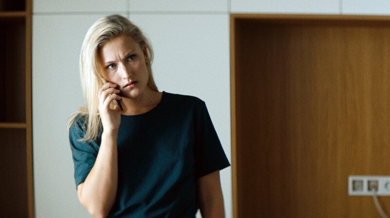 Line Wisting (Thea Green Lundberg) bringt die Polizei auf eine vielversprechende Spur. – Bild: ARD Degeto/​Wisting Sesong 2 (Cinenord)/​NENT/​Repro