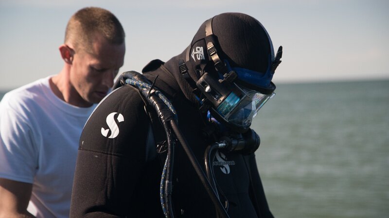 Kris helps brother Andy Kelly prepare to dive. – Bild: Discovery Communications