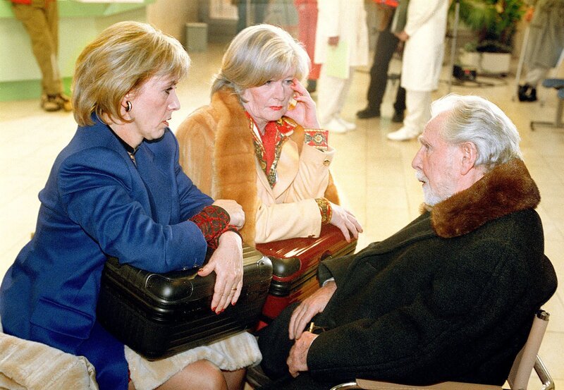 MDR Fernsehen IN ALLER FREUNDSCHAFT FOLGE 64, „Friedrich in Nöten“, am Mittwoch (25.04.12) um 12:30 Uhr. Die „Follie-Sisters“ gastieren in Leipzig. Durch ein Missgeschick von Friedrich (Fred Delmare, re.) werden Lena (Barbara Dittus, Mitte) und Anna (Erika Strotzki, li.) verletzt und in die Sachsenklinik gebracht. Friedrich droht eine Schadensersatzforderung, doch die „Sisters“ bekommen Mitleid. – Bild: MDR/​Laue