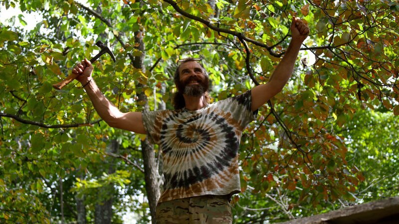 Willy proud of the trap. – Bild: KurtZell /​ Destination America /​ Animal Planet