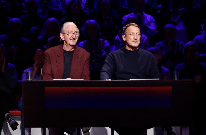Rateteam-Kapitän Wotan Wilke Möhring (r.) mit Komiker, Schauspieler, Kabarettist und Sänger Mike Krüger (l.). – Bild: ARD/​NDR/​UFA SHOW & FACTUAL/​Morris Mac Matzen