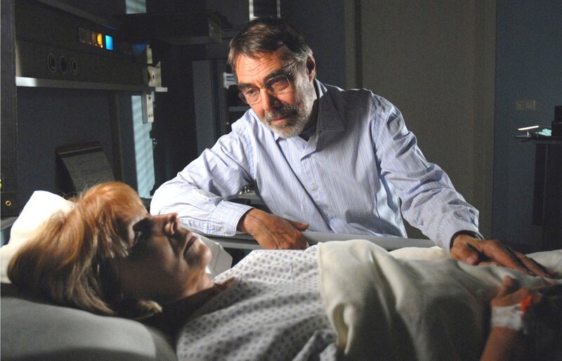 Georg Baumgart (Gunter Schoß, r.) sitzt am Krankenbett seiner Frau Charlotte (Ursela Monn, l.), die gerade operiert wurde. – Bild: Christa Köfer