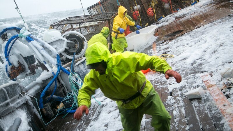 Saga going through bad weather with the crew falling. – Bild: Discovery Communications/​Nate Anderson