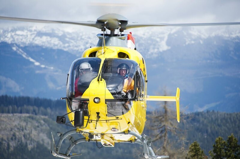 Michael Dörfler (Robert Lohr, l.) und Andreas Marthaler (Martin Gruber, r.) auf dem Weg zum Einsatz. – Bild: Heimatkanal /​ ZDF /​ Thomas R. Schumann