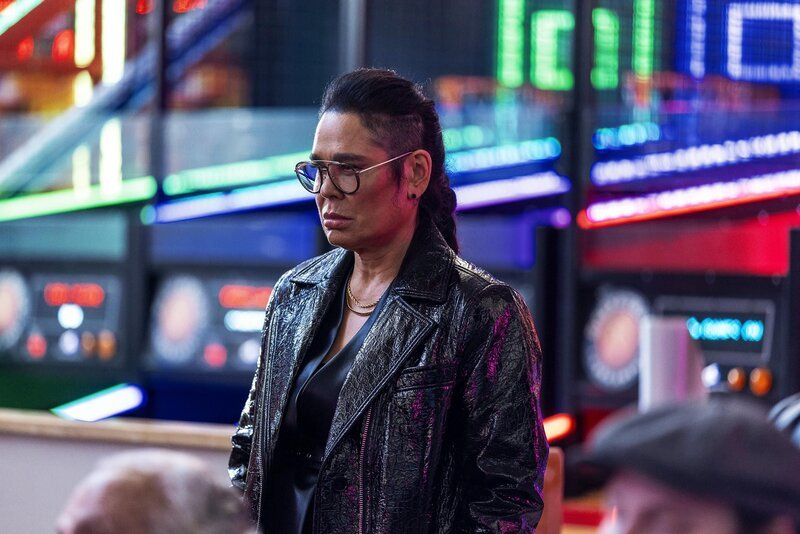 Mony (Rachel House) – Bild: Jungle Entertainment Pty Ltd, Stan Entertainment Pty Ltd, Screen Australia /​ Lisa Tomasetti