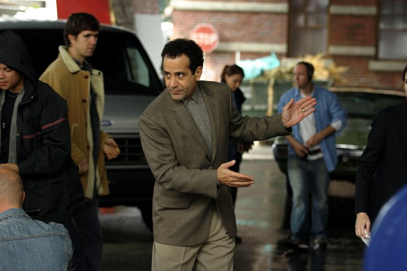 Die Exfrau von Brad Terry, einem berühmten Fernsehdetektiv, wird ermordet, während sich der Star gerade vor ihrem Haus mit Paparazzi herumschlägt. Perfektes Alibi hin oder her – Monk (Tony Shalhoub, M.) ist davon überzeugt, dass Brady höchstpersönlich hinter dem Mord steckt. – Bild: ORF/​Doug Hyun