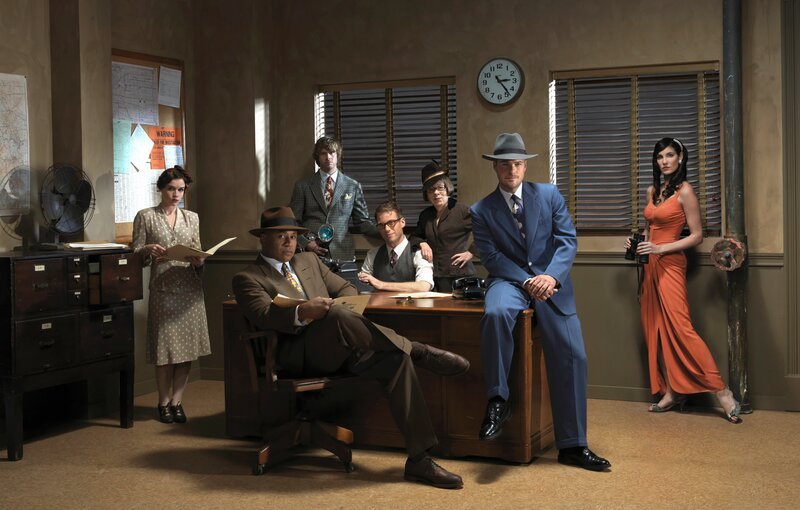 (3. Staffel) – Navy CIS: L.A.: Callen (Chris O’Donnell, 2.v.r.), Sam (LL Cool J, 2.v.l.), Kensi (Daniela Ruah, r.), Deeks (Eric Christian Olsen, 3.v.l.), Hetty (Linda Hunt, 3.v.r.), Nell Jones (Renée Felice Smith, l.) und Eric (Barrett Foa, M.) – Bild: Kevin Lynch /​ TV Puls