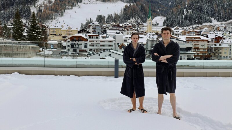 Fabian Köster (l.) und Lutz van der Horst (r.) im zugeschneiten Schwimmbad von Ischgl (Österreich). – Bild: ZDF und Thomas Wolfschläger
