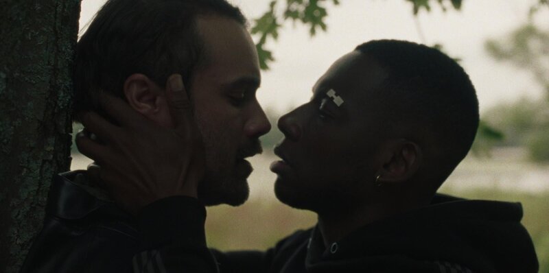 Julien (Jean-Simon Leduc, l.); Andrew Darnly (Thomas Antony Olajide, r.) – Bild: Les Productions Passez Go II Inc.