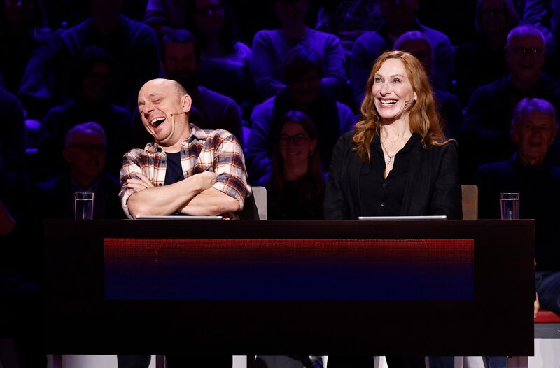 Rateteam-Kapitän Bernhard Hoëcker (l.) mit Schauspielerin und Autorin Andrea Sawatzki (r.). – Bild: ARD/​NDR/​UFA SHOW & FACTUAL/​Morris Mac Matzen