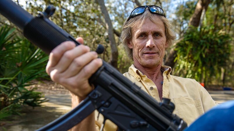 Mike Kennedy carrying a gun. – Bild: Discovery Channel /​ 32309_GEN_025.jpg /​ Discovery Communications