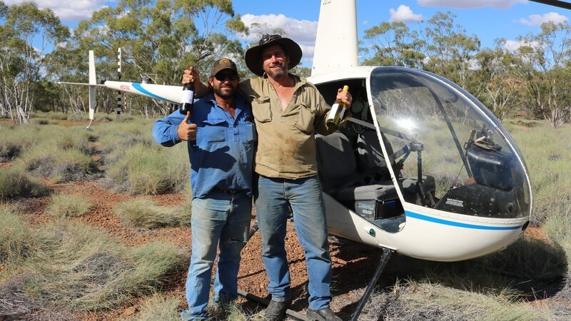 Mat (r.) with a new business partner in Australia. – Bild: DISCOVERY GERMANY