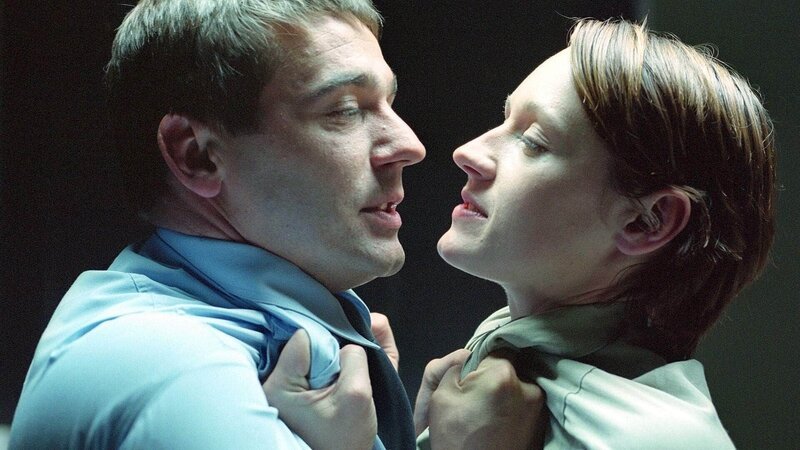 Die ewigen Kontrahenten Hendrik (Ulrich Drewes, li.) und Sascha (Barbara Sotelsek) haben sich auf ein Mediationsgespräch eingelassen. Doch schon beim ersten Gespräch eskaliert die Situation und die beiden gehen aufeinander los … – Bild: TVNOW