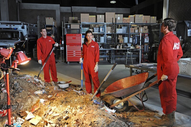 Ein neuer Fall beschäftigt Ziva (Cote de Pablo, M.), Tony (Michael Weatherly, r.) und McGee (Sean Murray, l.) … – Bild: CBS Broadcasting Inc. /​ 13TH STREET Universal