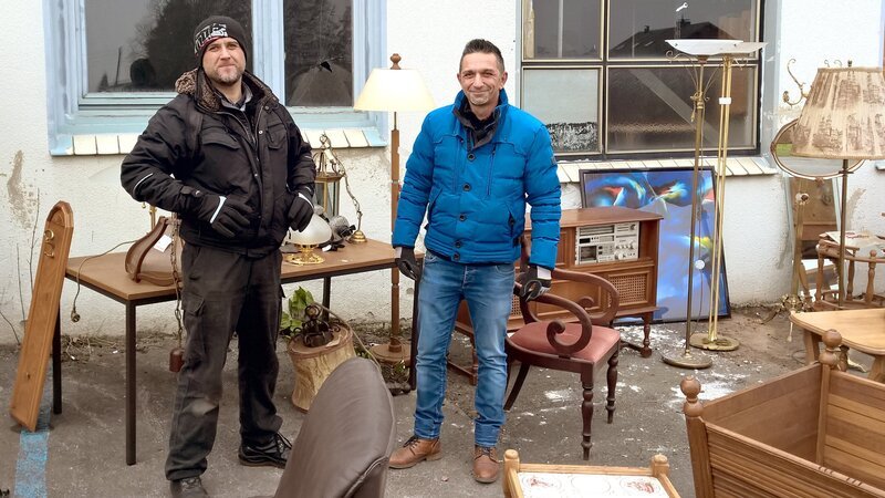 Der selbstständige Entrümpler Gökhan mit Trödelprofi Mauro Corradino. – Bild: RTL II