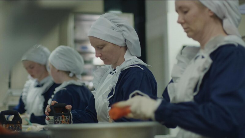 Mitglieder von Gloriavale schälen Karotten  +++ Die Verwendung des sendungsbezogenen Materials ist nur mit dem Hinweis und Verlinkung auf RTL+ gestattet. – Bild: RTL /​ Warner Bros. International Television Production New Zealand /​ Die Verlorenen