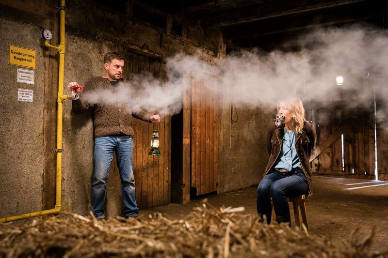 Georg Meißner (Sebastian Bezzel) macht Ernst. Wird sich Barbara (Monika Gruber) aus der Situation befreien können? – Bild: Leonine /​ Arvid Uhlig