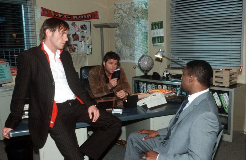 Gegenüber Jupp (Uwe Fellensiek, M.) und Falk (Dirk Martens, l.) beteuert Luke (Hervé Clemont, r.) seine Unschuld. – Bild: SAT.1 /​ Münstermann