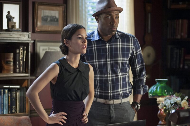 Während Zoe (Rachel Bilson, l.) gegen die Grippeepidemie kämpft, kämpft Lavon (Cress Williams, r.) mit seinen Gefühlen … – Bild: Warner Bros.