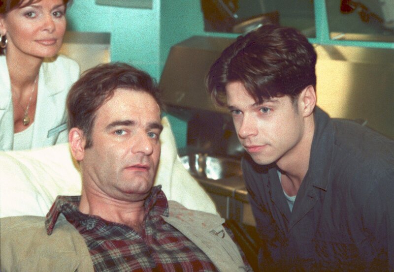 MDR Fernsehen IN ALLER FREUNDSCHAFT – FOLGE 62, „Quarantäne“, am Freitag (20.04.12) um 12:30 Uhr. Pfleger Vlady (Stephen Dürr, re.) und Schwester Yvonne (Maren Gilzer) kümmern sich um Mathias Reimers (Heinrich Schafmeister). – Bild: MDR/​Laue