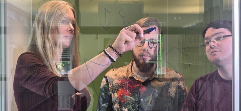 Unter der Federführung von Dr. Svenja Bonmann arbeiten Wissenschaftler verschiedener Universitäten an der Entzifferung der Kuschana-Schrift. Nach eigenen Angaben ist es ihnen gelungen, die Zeichen zu entziffern und die Sprache als eine bisher unbekannte mitteliranische zu identifizieren.  Von links: Die Linguisten Dr. Svenja Bonmann (Universität Köln), Dr. Jakob Halfmann (Universität Würzburg) und Dr. Simon Fries (Universität Oxford) – Bild: ZDF und Peter Prestel