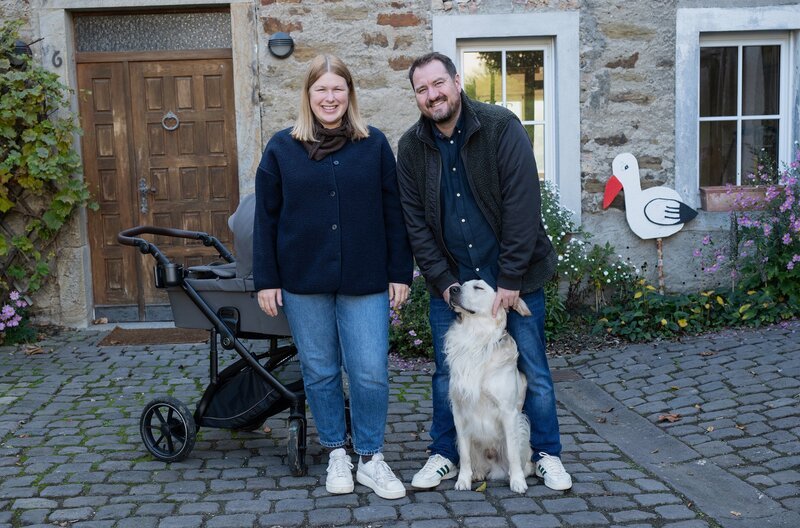 Anna hat für ihre Familiengründung Köln verlassen und ist zu ihrem Partner in den Westerwald gezogen – wo sie nun mit den traditionsbewussten Schwiegereltern Tür an Tür lebt. – Bild: HR/​rbb/​Markus Hertrich