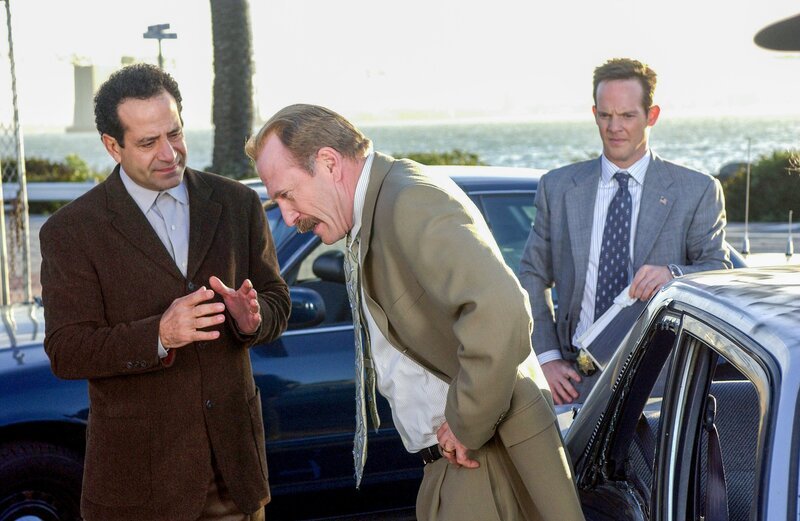 L-R: Adrian Monk (Tony Shaloub), Captain Leland Stottlemeyer ( Ted Levine),Lt. Randall Disher (Jason Gray-Stanford) – Bild: ORF/​Universal/​David Moir