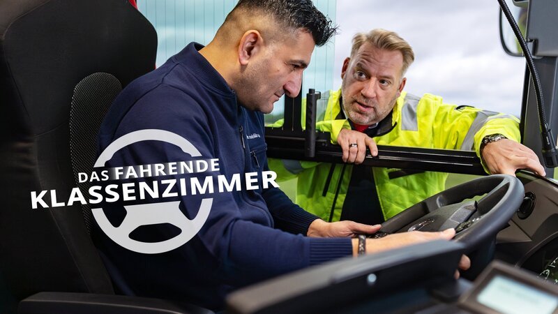 Fahrlehrer Bastian Peters (r.) bringt dem Quereinsteiger Kemal Isci (l.) das Busfahren bei. In rund vier Monaten macht er eine Ausbildung zum Busfahrer. – Bild: ZDF und Benjamin Wistorf