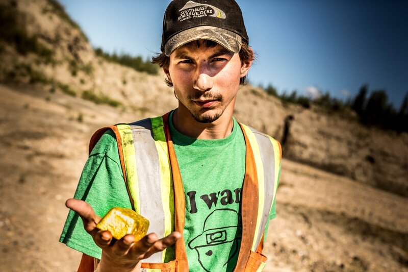 Parker Schnabel holding a gold nugget. – Bild: Discovery Communications, Inc.