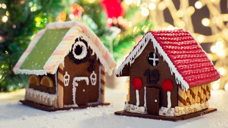 Closeup of beautiful gingerbread house at home – Bild: dolgachov /​ Getty Images/​iStockphoto /​ ThinkstockPhotos-493548344. /​ lev dolgachov
