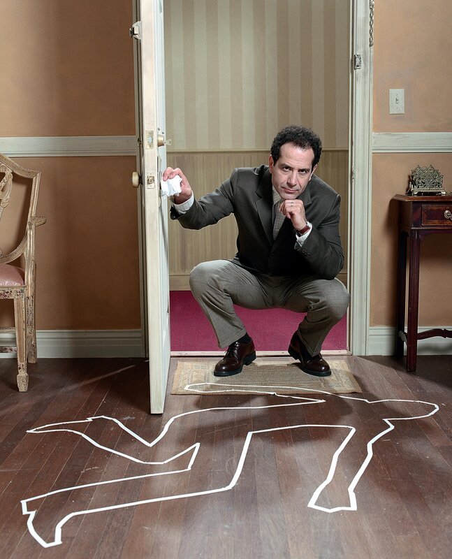 Weshalb sollte jemand einen Zeitungsjungen ermorden? Monk (Tony Shalhoub) glaubt, dass jemand verhindern wollte, dass er, Monk, die Zeitung liest. – Bild: ORF/​-. Andere Verwendung