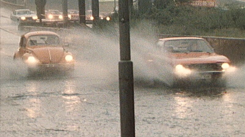 Katastrophenwinter, Jahrhundertregen, Hitzerekord – immer wieder halten unglaubliche Wetterphänomene Berlin in Atem. Die Meteorologen Dr. Katja Horneffer und Donald Bäcker sowie Prominente wie Claudia Schmutzler und Jaecki Schwarz blicken auf die spektakulärsten Wetterereignisse der vergangenen Jahrzehnte. – Hochwasser in Berlin. – Bild: rbb