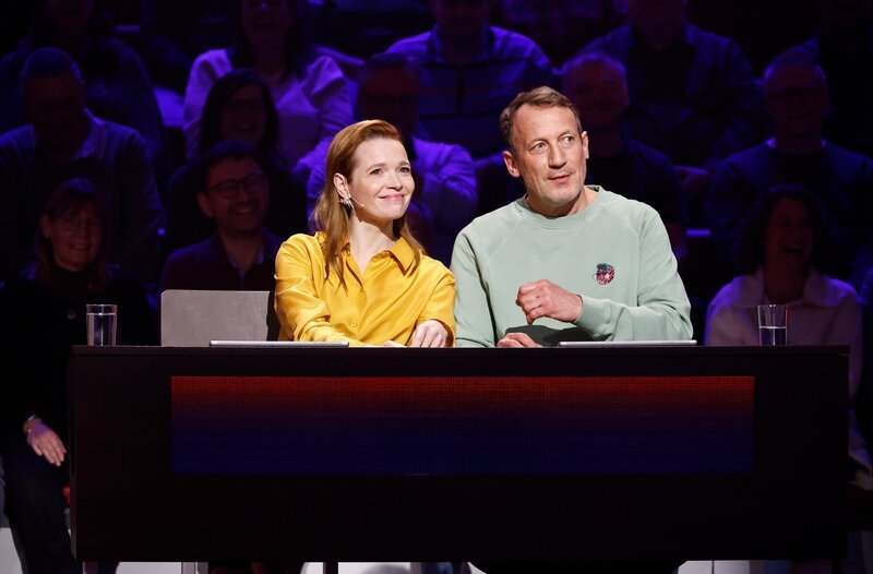 Rateteam-Kapitän Wotan Wilke Möhring (r.) mit Schauspielerin, Filmregisseurin und Drehbuchautorin Karoline Herfurth (l.). – Bild: ARD/​NDR/​UFA SHOW & FACTUAL/​Morris Mac Matzen