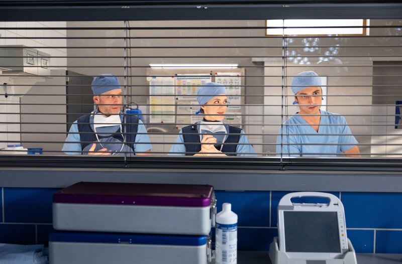 Ivo Maric (Jakob D’Aprile, r.) muss vor Dr. Kai Hoffmann (Julian Weigend, l.) und Dr. Elly Winter (Juliane Fisch, M.) beweisen, dass er in der Lage ist, im OP zu assistieren. – Bild: ARD/​Michael Kremer