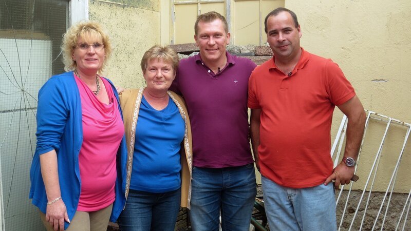 Von links: Heike, Sigrid, Trödelexperte Otto Schulte und Victor. – Bild: RTL 2