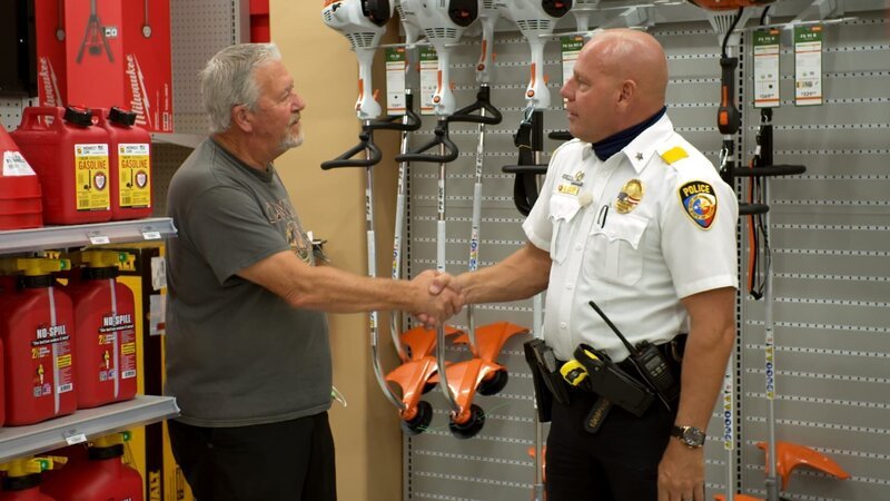 Manfred Gilow (right) – Bild: DMAX