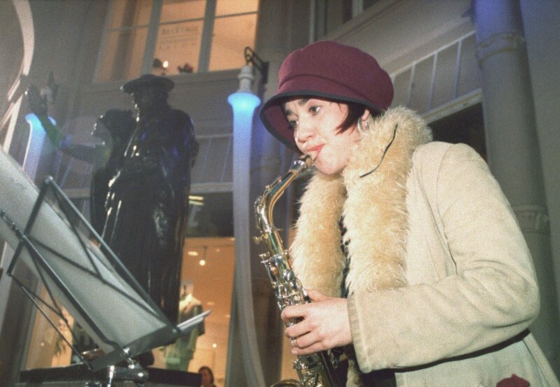 MDR Fernsehen IN ALLER FREUNDSCHAFT FOLGE 60, „Rhapsodie in Moll“, am Mittwoch (18.04.12) um 12:30 Uhr. Bianca (Anja Franke) spielt in der Mädlerpassage. – Bild: MDR/​Laue