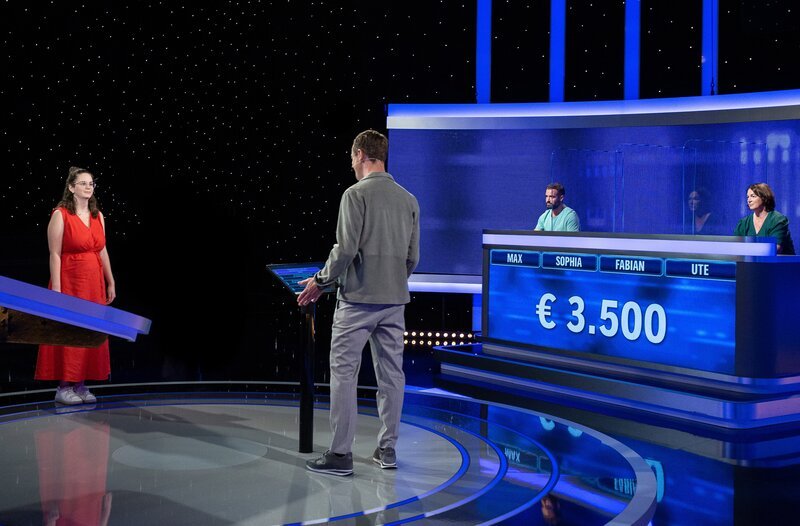 Moderator Alexander Bommes mit den Kandidat:innen Sophia Pinsker, Max Bukta und Ute Meier. – Bild: ARD/​Arne Vollstedt