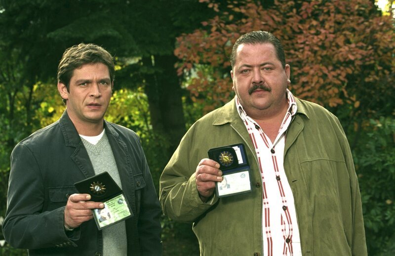 Mit Charme, Witz und kriminalistischem Spürsinn im Einsatz: die beiden Rosenheim-Cops Korbinian Hofer (Joseph Hannesschläger, r.) und Christian Lind (Tom Mikulla). – Bild: ZDF/​Christian A. Rieger