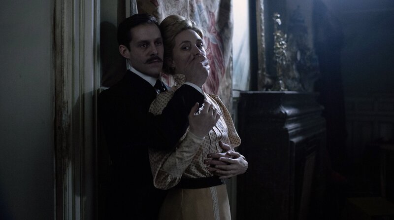 Gabriel Sabran (Christophe Montenez) und Meg Steinheil (Evelyne Brochu) – Bild: WDR/​2020 CANAL+/​Création Originale/​Studiocanal GmbH