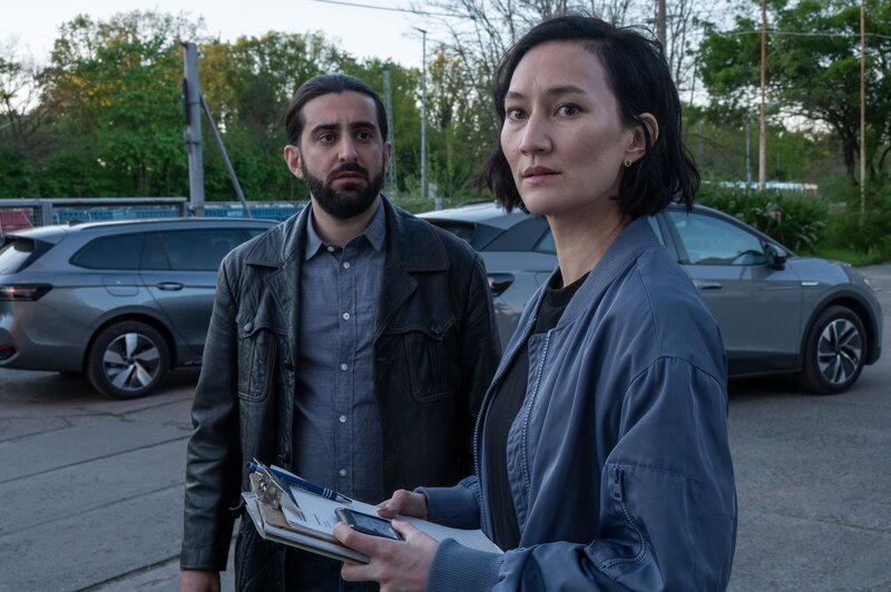 Bei Befragungen zu Zeugen des Anschlags auf die Clubbesitzerin trifft Pauline Hobrecht (Agnes Decker) auf den Barkeeper Nahim Dabir (Burak Sercan Akyol). Er war in der Nacht nur privat im Club, will aber nichts Auffälliges gesehen haben. Pauline wird das Gefühl nicht los, dass die Beziehung von Nahim zum Anschlagsopfer enger war, als dieser zugibt. – Bild: BRITTA KREHL /​ ZDF