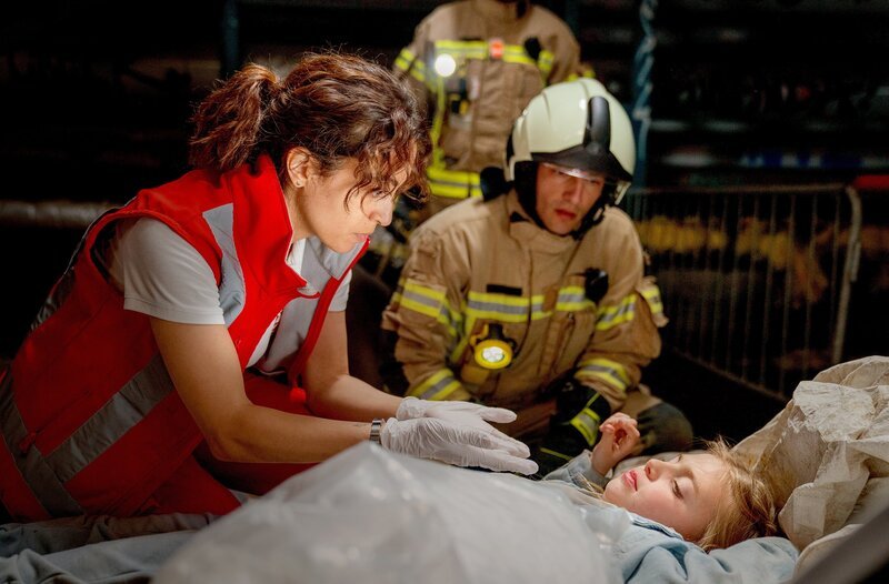 Nina (Sabrina Amali) eilt dem abgestürzten Mädchen zur Hilfe. – Bild: ARD/​SWR/​Oliver Feist