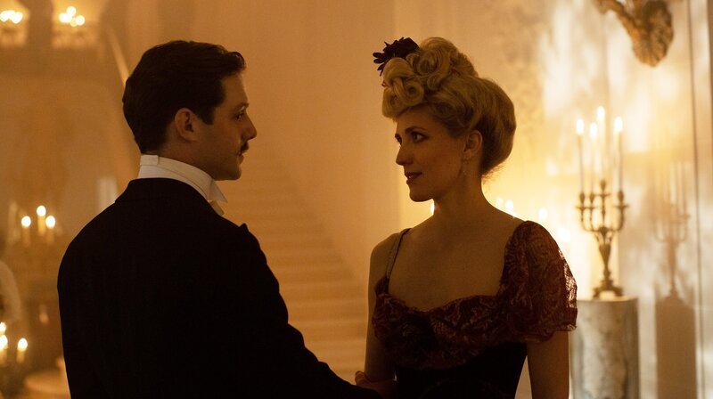 Gabriel Sabran (Christophe Montenez) und Meg Steinheil (Evelyne Brochu) – Bild: WDR/​2020 CANAL+/​Création Originale/​Studiocanal GmbH