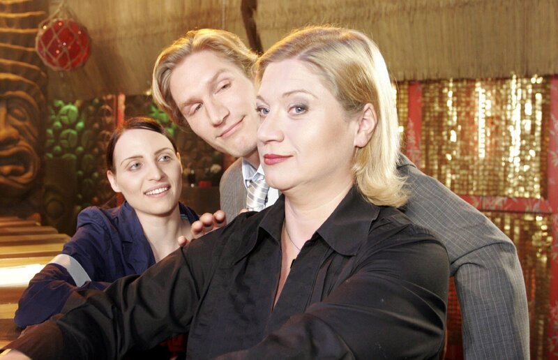 Sven (Matthias Gall, M.) verspricht Lotte (Susanne Szell, r.), dass er etwas gegen die verlängerten Arbeitszeiten, die der neue Designer Maurice Maria Ming angeordnet hat, zu unternehmen. – Bild: SAT.1 /​ Noreen Flynn