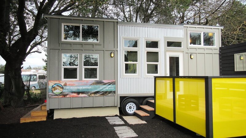 Sich von 280 Quadratmetern auf 37 zu verkleinern, fällt Leslie aus Nordkalifornien nicht leicht. Doch ein Tiny Haus ist die Lösung für ihren Plan, in Zukunft weniger zu arbeiten und mit ihren Pferden und Hunden das Leben zu genießen. – Bild: HGTV