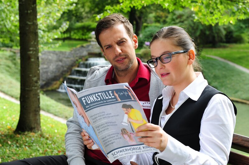 Nils (Florian Stadler, l.); Sibylle (Julia Mitrici, r.) – Bild: Ann Paur